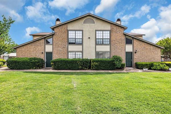 332 W Harwood Road #B, Hurst, TX 76054