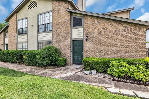 332 W Harwood Road #B, Hurst, TX 76054