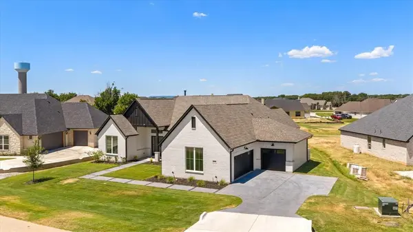 2119 Middlewood Circle, Granbury, TX 76049