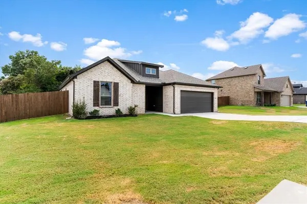 2110 Briarwood Drive, Bridgeport, TX 76426