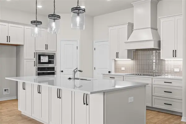 130 lasso Loop, Lorena, TX 76655