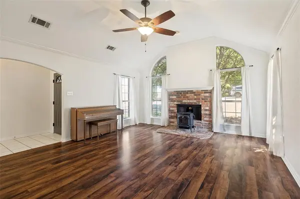 808 Wayne Trail, Azle, TX 76020