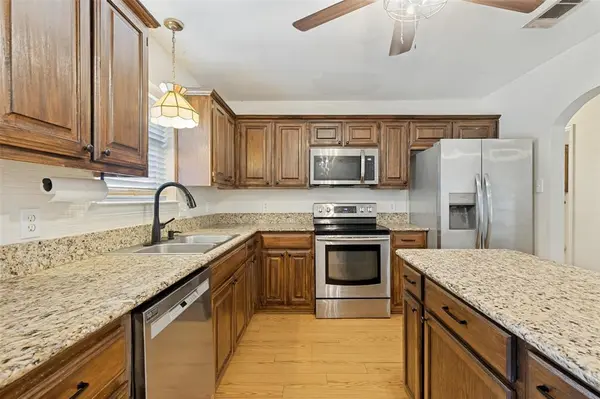 808 Wayne Trail, Azle, TX 76020