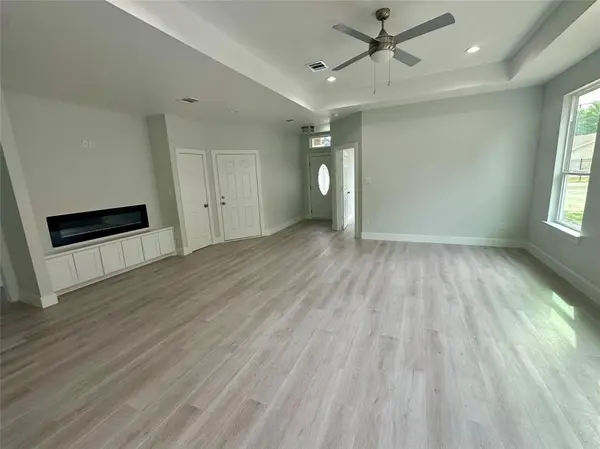 525 NW 17th Street, Grand Prairie, TX 75050
