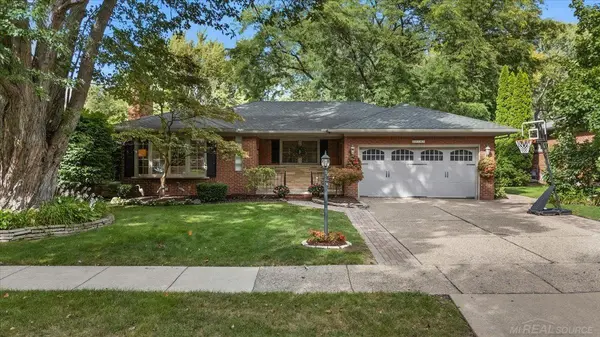 20141 W Ballantyne CT, Grosse Pointe Woods, MI 48236