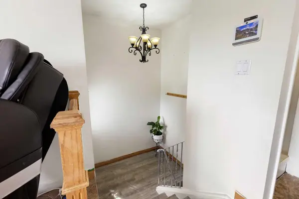 1016 Hunterdale PL NW, Calgary, AB T2K 4R7