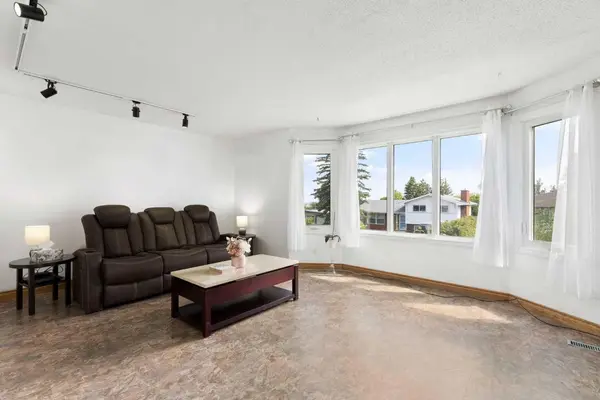 1016 Hunterdale PL NW, Calgary, AB T2K 4R7