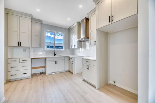 28 Mitchell WAY NW, Calgary, AB T3R 2G2