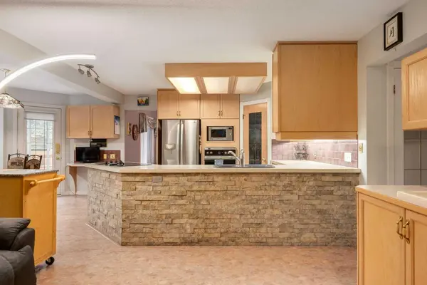 660 Coach Grove RD SW, Calgary, AB T3H 1C6