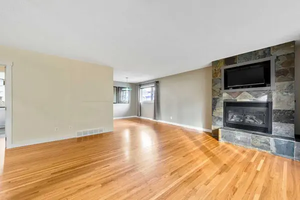 64 Hollyburn RD SW, Calgary, AB T2V 3H1