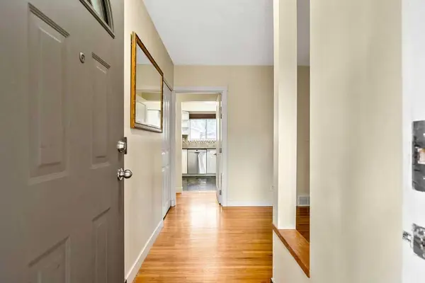 64 Hollyburn RD SW, Calgary, AB T2V 3H1