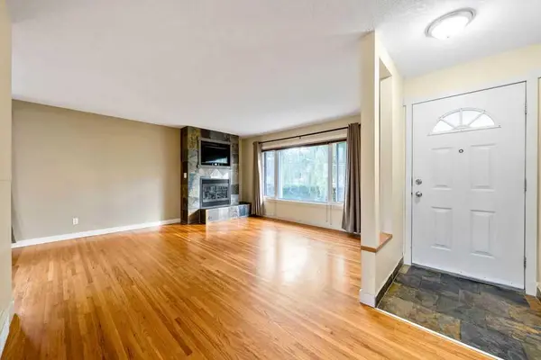 64 Hollyburn RD SW, Calgary, AB T2V 3H1