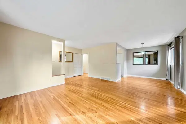 64 Hollyburn RD SW, Calgary, AB T2V 3H1