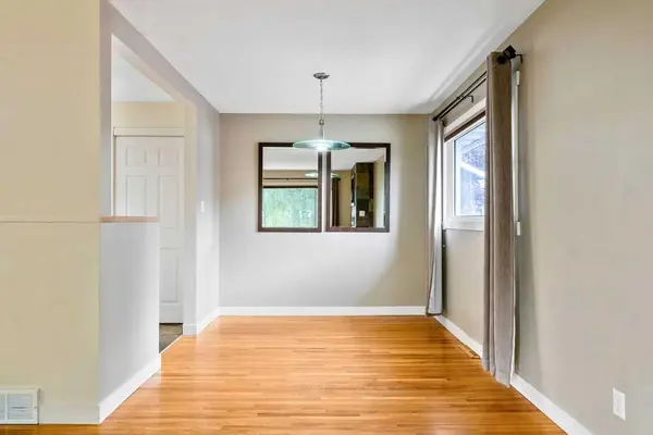 64 Hollyburn RD SW, Calgary, AB T2V 3H1