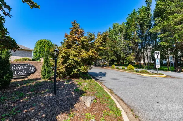 246 Classic Oaks CIR #10, Hendersonville, NC 28792