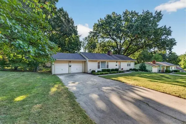 8413 Russell ST, Overland Park, KS 66212