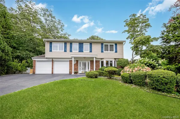 15 Melrose LN, Commack, NY 11725