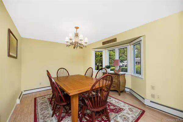 15 Melrose LN, Commack, NY 11725