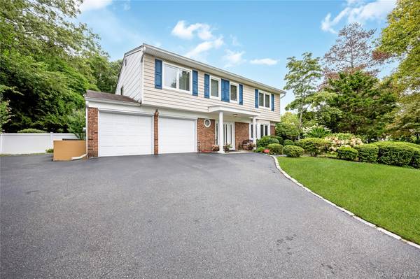 15 Melrose LN, Commack, NY 11725