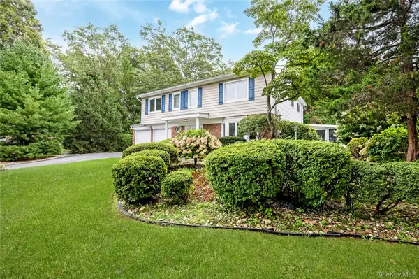 15 Melrose LN, Commack, NY 11725