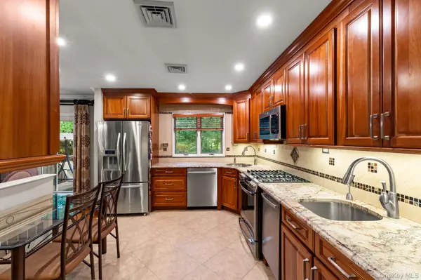 1 Earl CT, Monsey, NY 10952