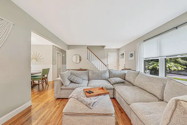 3 Hollow RD, Stony Brook, NY 11790