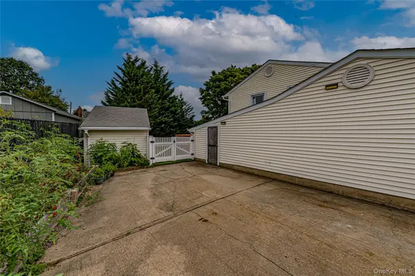 3 Peary LN, Kings Park, NY 11754