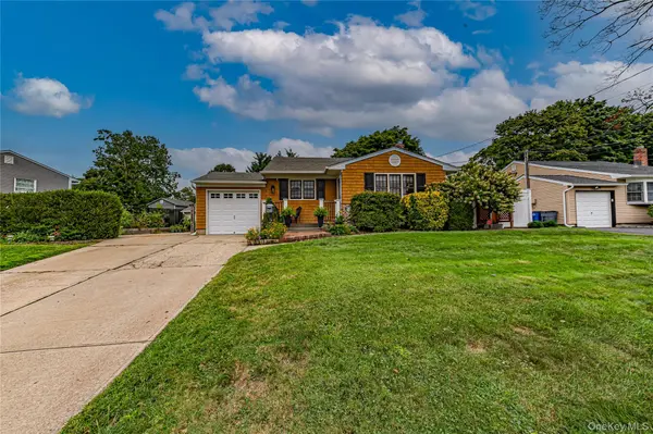 3 Peary LN, Kings Park, NY 11754