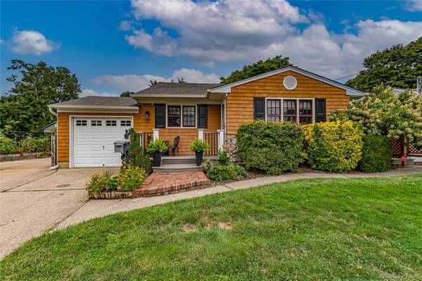 3 Peary LN, Kings Park, NY 11754