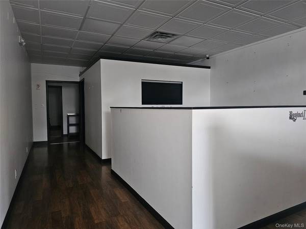 698-706 Main ST, Farmingdale, NY 11735