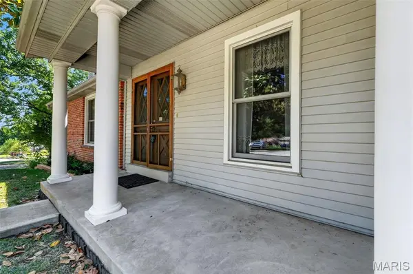 804 Dutch Mill DR, Ballwin, MO 63011