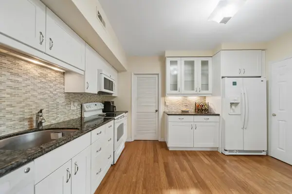 1214 Gulfstream Pkwy #19B, Libertyville, IL 60048