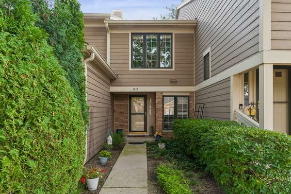 1214 Gulfstream Pkwy #19B, Libertyville, IL 60048