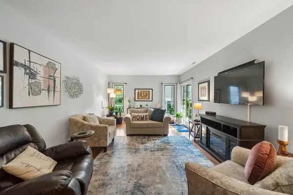 1214 Gulfstream Pkwy #19B, Libertyville, IL 60048