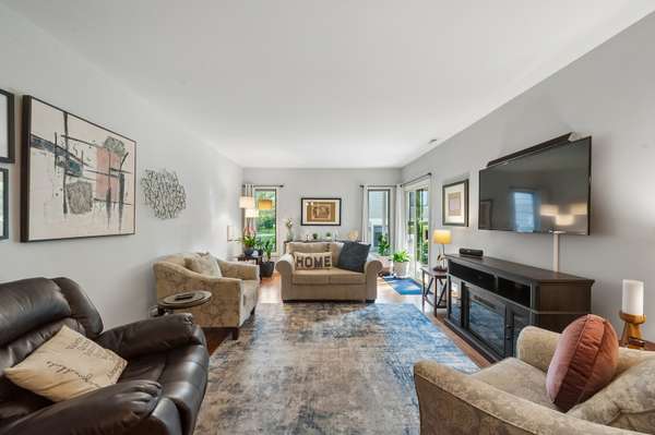 1214 Gulfstream Pkwy #19B, Libertyville, IL 60048