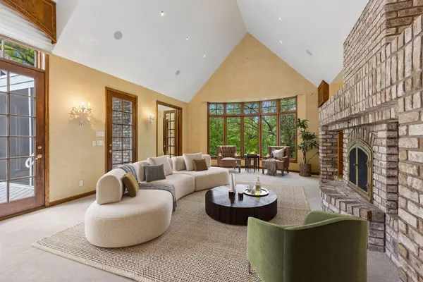 7 Mallard LN, North Oaks, MN 55127