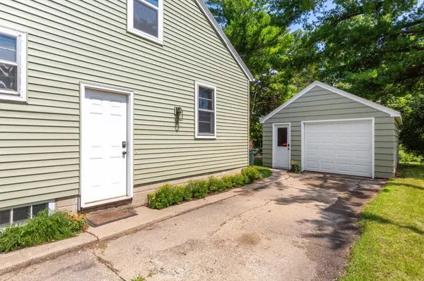 707 N Hennepin ST, Winthrop, MN 55396