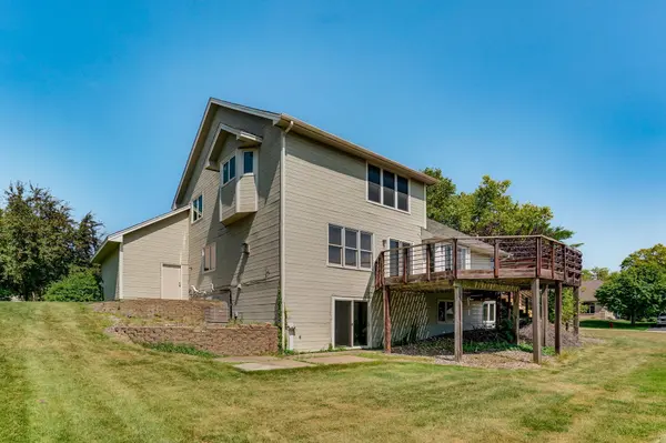 8843 Blackoaks LN N, Maple Grove, MN 55311