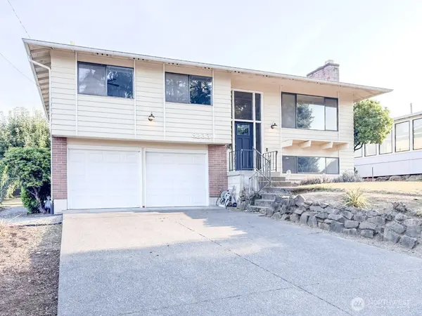 8233 S 114th ST, Seattle, WA 98178