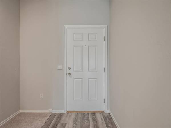 1009 S Colt LN, Mustang, OK 73064