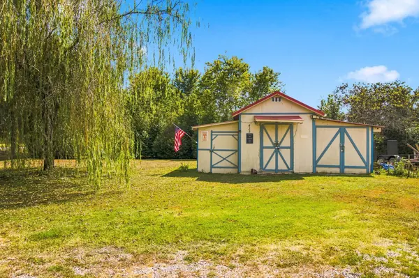 425 Davis Ln, Bell Buckle, TN 37020