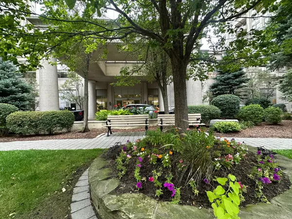 35 Kingsbridge Garden CIR W #711, Mississauga, ON L5R 3Z5