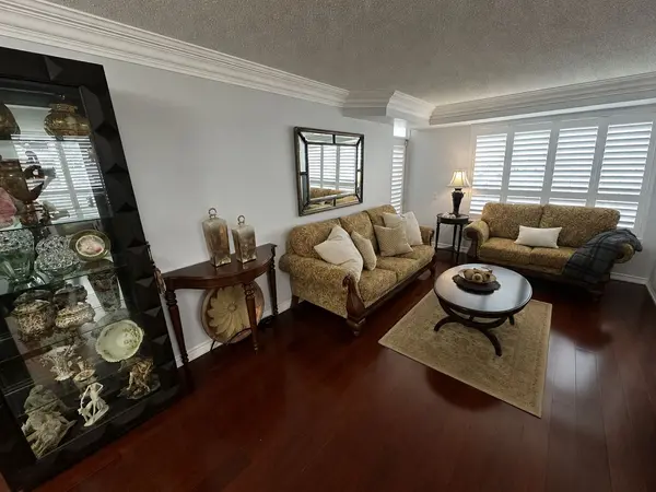 35 Kingsbridge Garden CIR W #711, Mississauga, ON L5R 3Z5