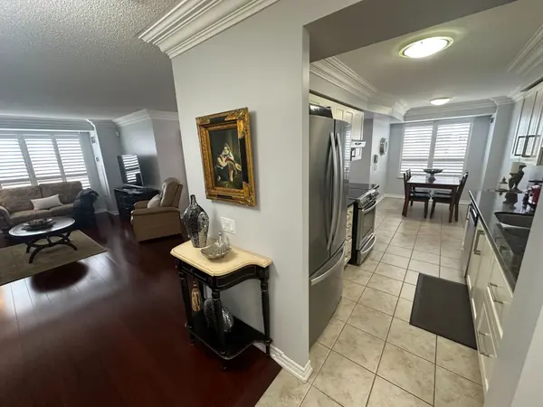 35 Kingsbridge Garden CIR W #711, Mississauga, ON L5R 3Z5