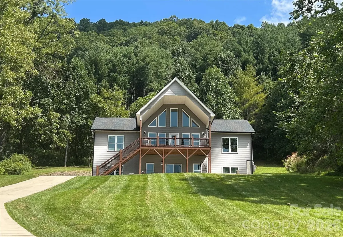 300 Green Meadow LN, Mars Hill, NC 28754
