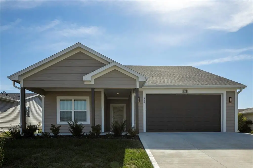 413 NE Poplar CT, Oak Grove, MO 64075