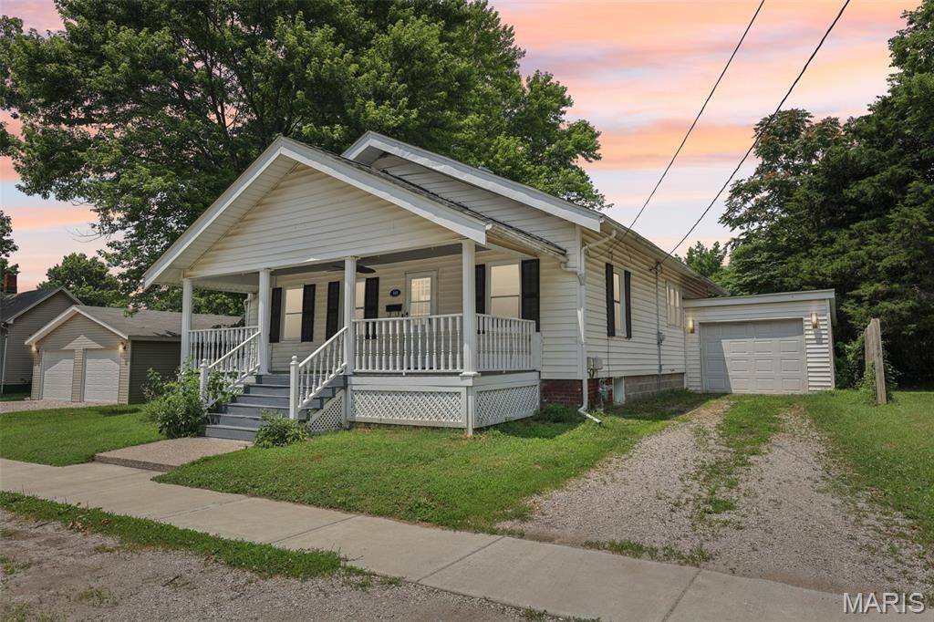 413 E Beach ST, Litchfield, IL 62056