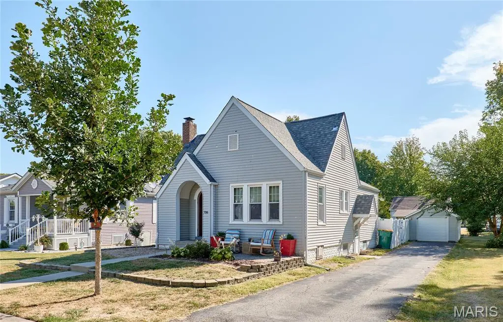 706 S Vine ST, O'fallon, IL 62269
