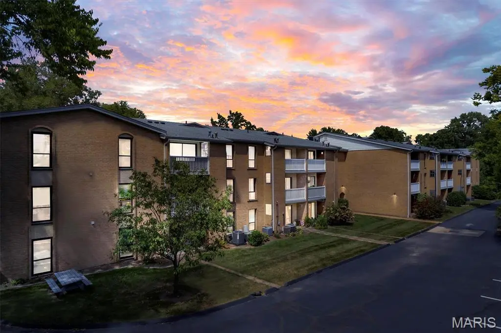 444 N Clay AVE #3F, Kirkwood, MO 63122