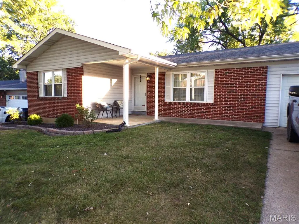 8 Soutee DR, St Peters, MO 63376